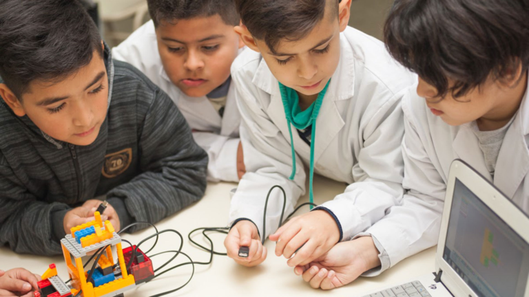 Proponen sumar educación financiera, programación, robótica e inteligencia artificial en las escuelas de Chubut