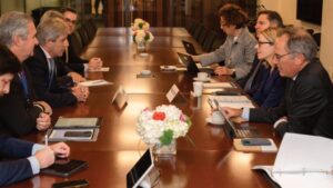 BM, Luis Caputo, préstamos