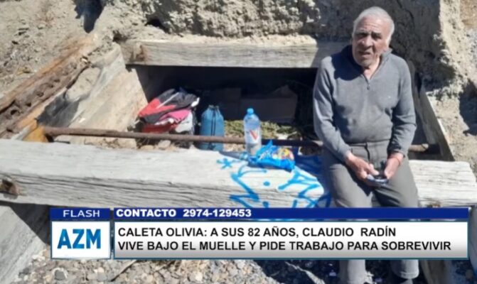 A sus 82 años vive bajo el muelle y pide trabajo para sobrevivir
