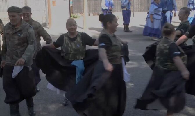 50 bailarines rindieron homenaje a los veteranos de guerra 