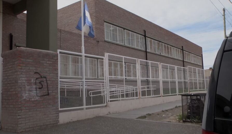 “Reto viral”: activaron protocolo de seguridad en la escuela 796 tras pintadas en el baño