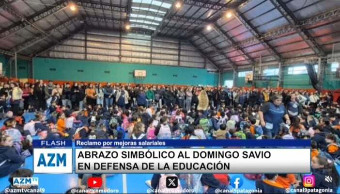 Abrazo simbólico al Domingo Savio en defensa de la educación